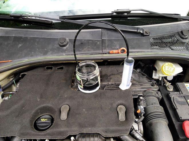 Vidange ratée : comment retirer facilement un excès d'huile dans le carter  moteur sans rien démonter !